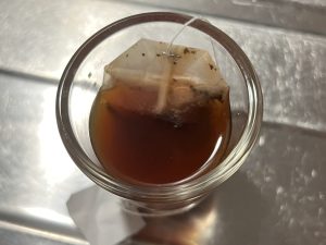 アンバー色のスイッチノブを紅茶で染色