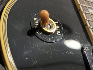 アンバー色のスイッチノブを紅茶で染色したもの